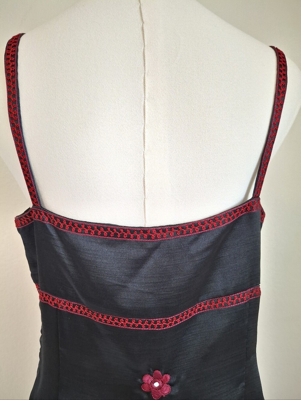 Vintage Sue Wong Black Satiny Sleeveless Dress - Red Mirrored Floral Embroidery - Picture 9 of 10